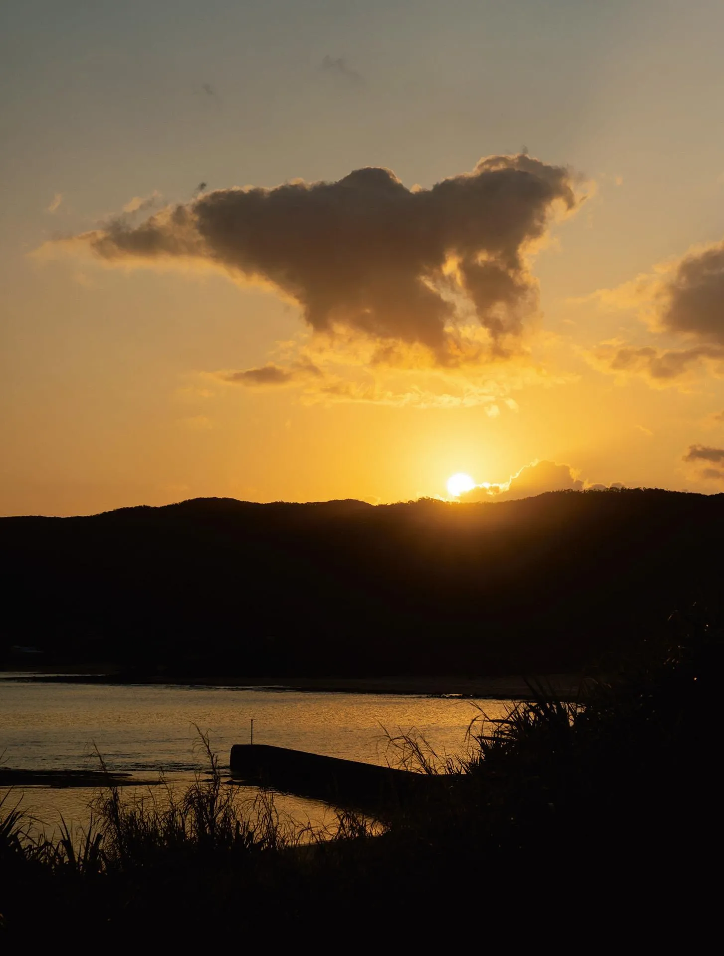 The sunset is left with Jiangshanzhu.