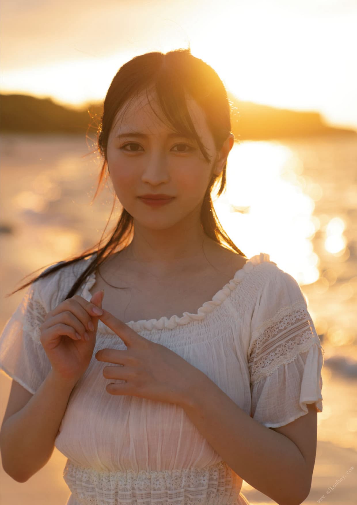 Sunny Okinawa, with its beaches, blue skies, and guesthouses, perfectly highlights Ono Rika's flawless skin and transparent, youthful air.